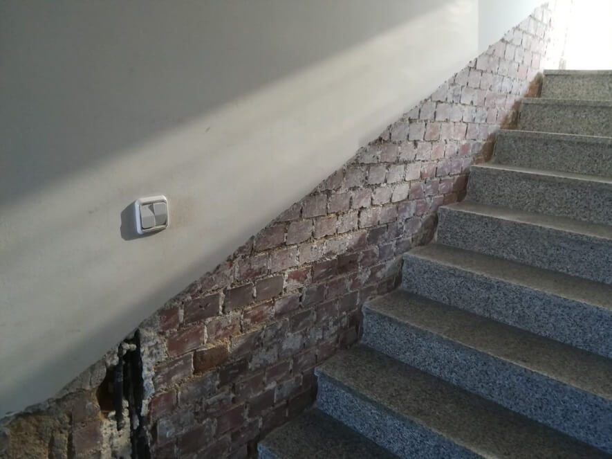 PROPAM® IMPE CAPA GRUESA para la impermeabilización de humedades en interior. Antes de su aplicación.