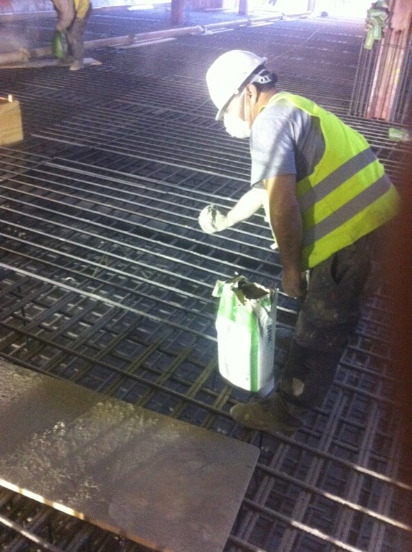 Imperméabilisation sous la nappe phréatique : saupoudrage avec PROPAM CRISTAL.