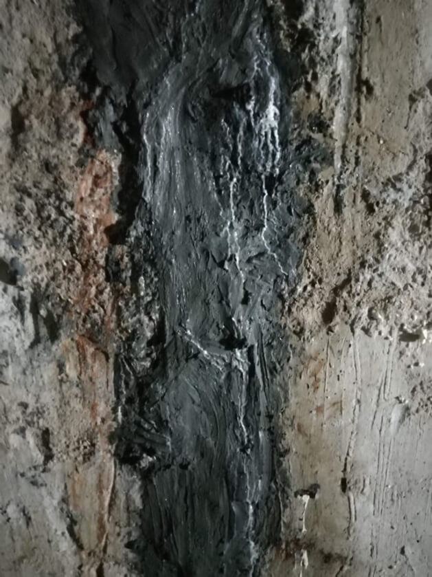 Imperméabilisation sous la nappe phréatique et obturation des cours d'eau.