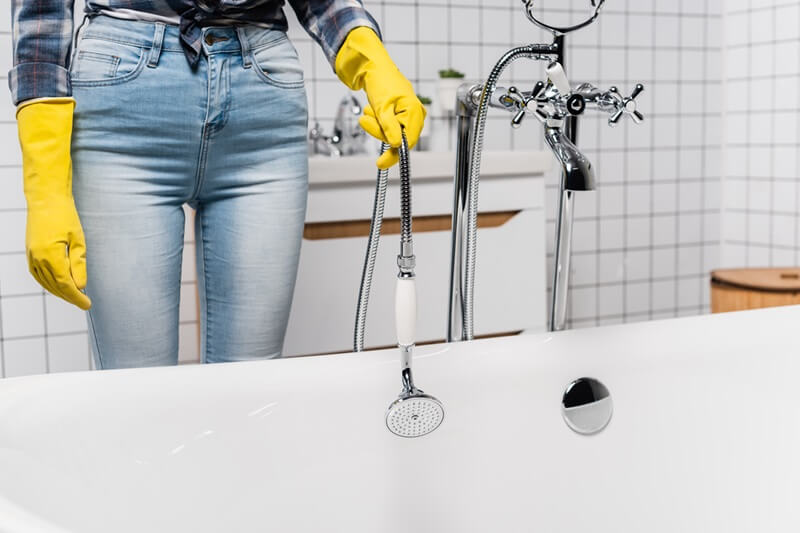 Avantages du remplacement d'une baignoire par un receveur de douche : la propreté et l'hygiène sont meilleures dans un receveur de douche.